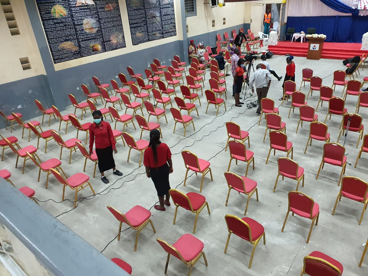 Salle de culte préparée avant la célébration